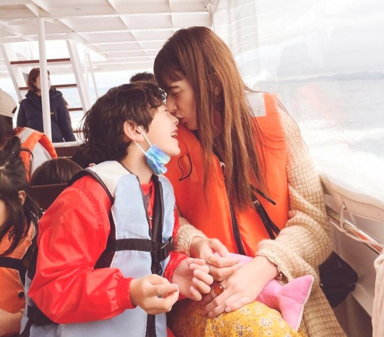 旅行先の船上でも長男と“ラブラブ”のスザンヌさん