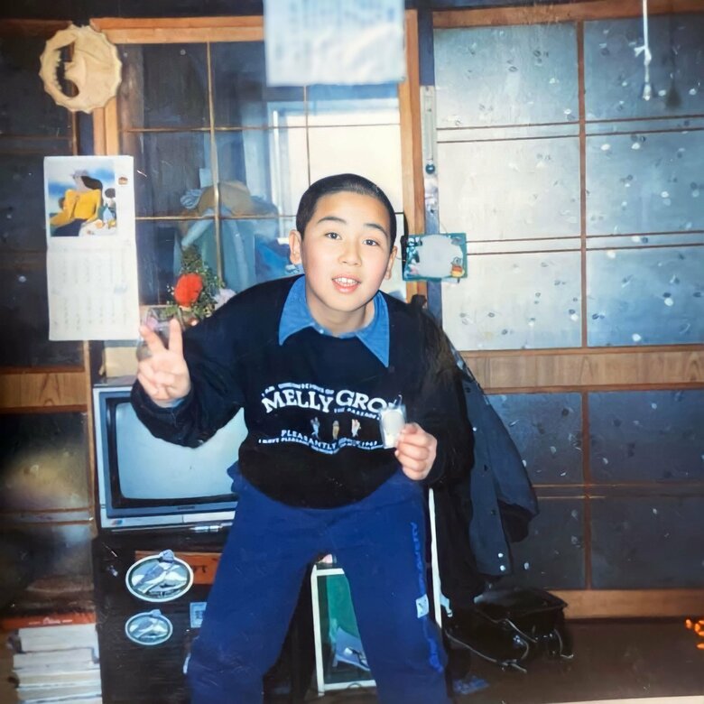 小学6年生の頃、学校でいじめに遭っていたが、カメラの前では笑顔で撮影