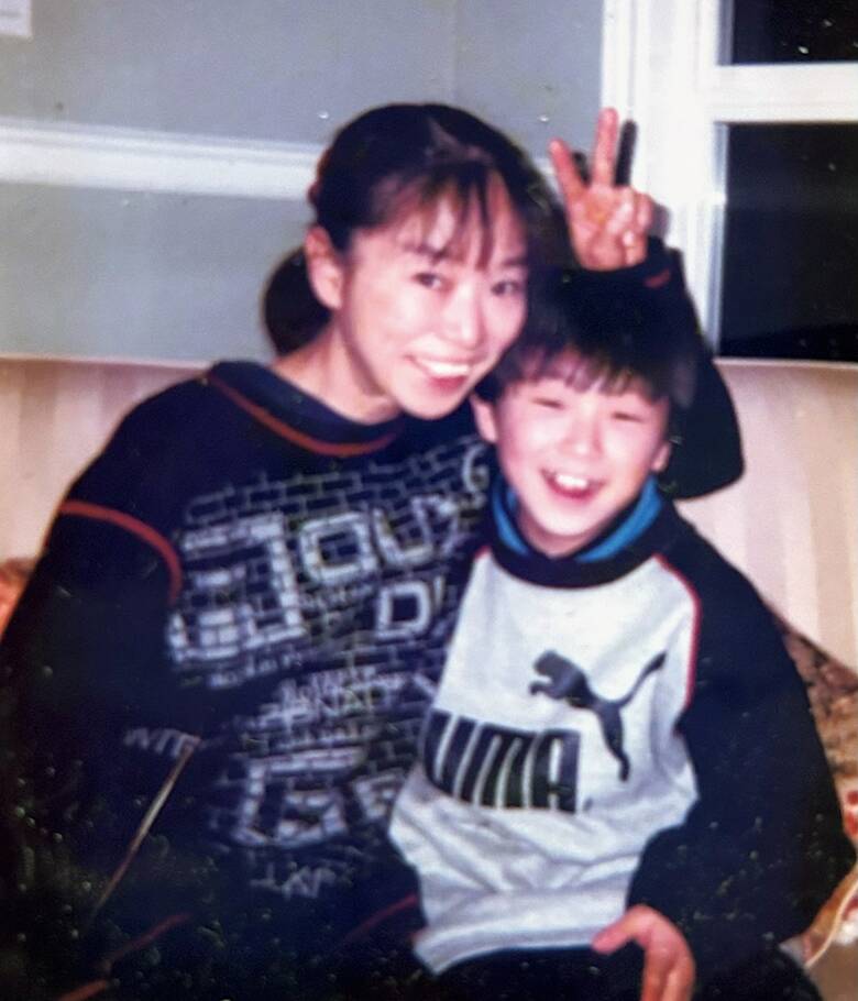 航平さん小学6年生のとき。カナダに留学した際の周子さんとの親子写真