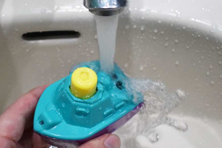 まずは船尾にある給水口に注水を開始。給水口にはフタが無いため、傾けたらこぼれてしまうので要注意です。水が漏れなければ10秒程度でタンクは満タンに。そのまま船の天井にある発射ボタンをプッシュすると、船首からピューッと水が噴射されました。その様子は、まるで大砲で射撃する戦艦のよう。飛び出し口が狭いからか、シャープな軌跡を描いて水が飛んでいきます。