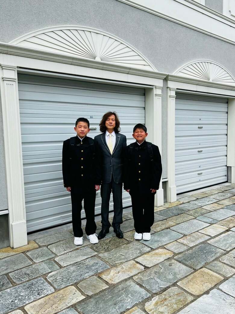 中学校の入学式前に双子の息子たちと