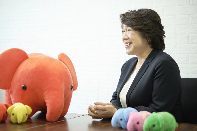 「かわいい！」と10代を中心にSNSで話題になったキャラクターグッズを囲んで