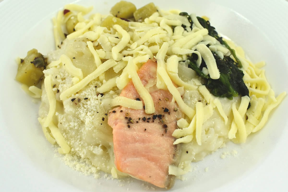 ナチュラルローソンの人気商品「サーモンとさつまいものチーズリゾット」の実食画像