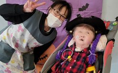 「変な顔のやつがいる」難病の娘に向けられた好奇の目。世界50症例の母が「いつ死ぬか」と言われ続けた今