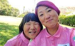 「次男はまだ7歳」プロツアーデビューを目前に乳がんが発覚した天才ゴルフ少女・須藤弥勒さんの母が髪色をピンクに染めた理由