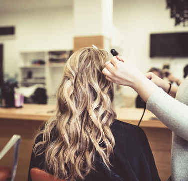 「普段着で行くと店員の対応が違う…」接客態度に悩む女性たちの悲痛な叫び