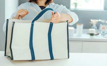 「マイバッグにも袋詰めしてよ…」非難される店員が抱える戸惑いと本音