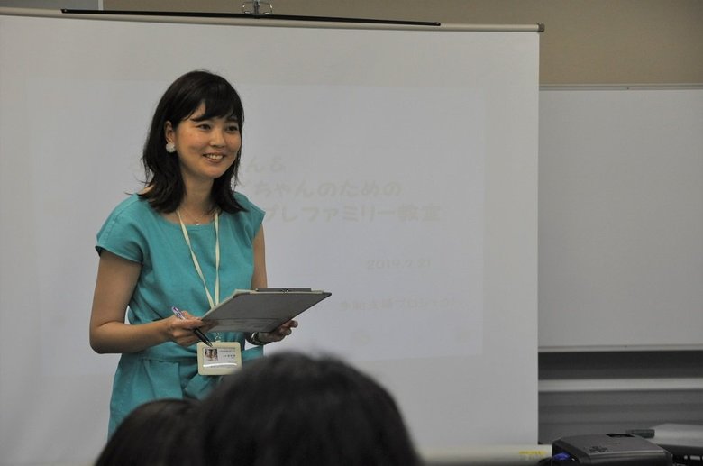 教室であいさつするツインズエイド代表の稲垣さん