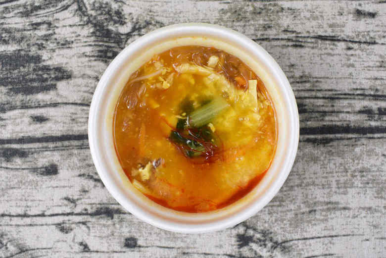 ナチュラルローソンの人気商品「とろっとたまごの酸辣湯春雨ヌードル」の実食画像