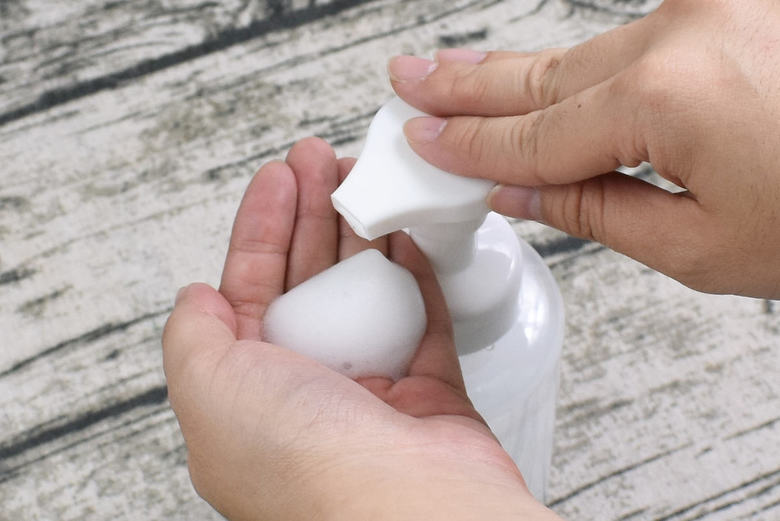 ダイソーのおすすめ商品「ふわ泡ポンプボトル」の使用中画像