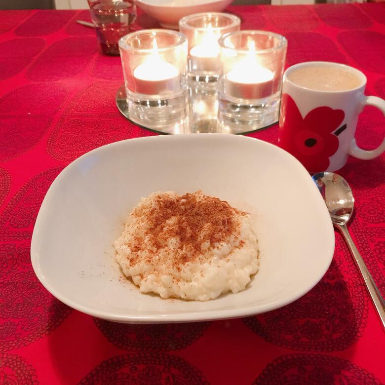 真っ赤なテーブルコーディネートも可愛い、シナモンがたっぷりかかった甘いミルク粥