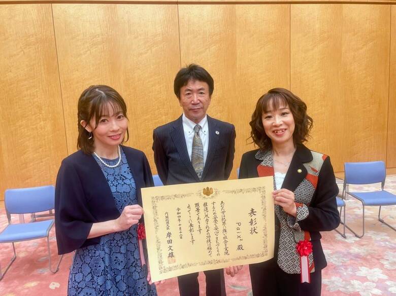 真ん中はともに活動を続けるマネージャーの片山始さん