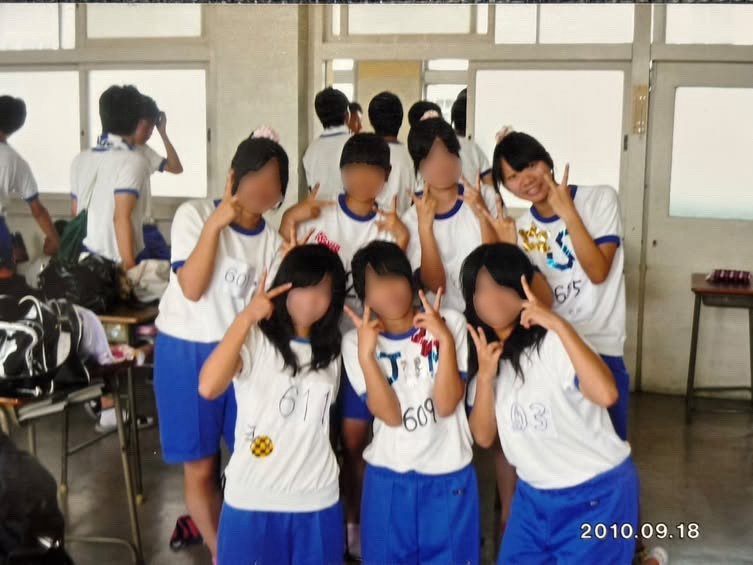 高校時代の後藤さん（後列右端）は周りが夢を語るなかで介護の話はできなかった