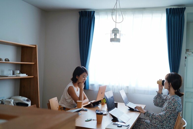 村上さん（写真左）と会社のスタッフ