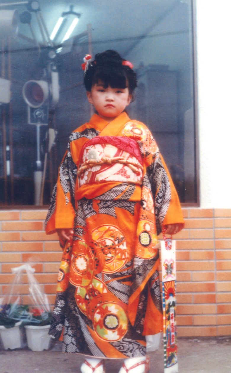 「お下がりが気に入らないうえ、千歳飴も甘くなく、山奥の神社まで連れて行かれ、車酔いして完全に不機嫌な一枚」