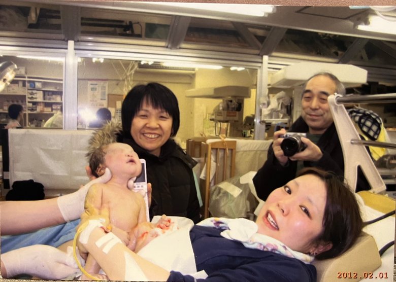 里帰り出産で生まれた直後の隼人くん、あいかさんのご両親と。みんなで喜びを分かち合った