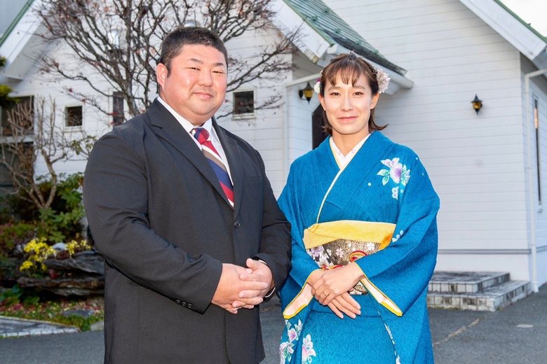 左手の薬指に光る結婚指輪