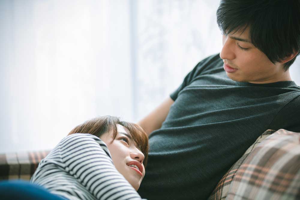 生理再開前の妊娠について話す夫婦のイメージ