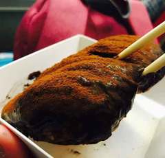 汚れずに食べるのは不可能!? 中国で大流行中の“汚れるパン”が話題