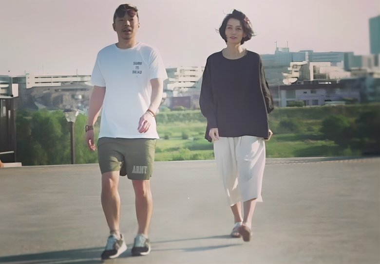 夫婦ふたりで散歩する横尾監督と遠藤さん