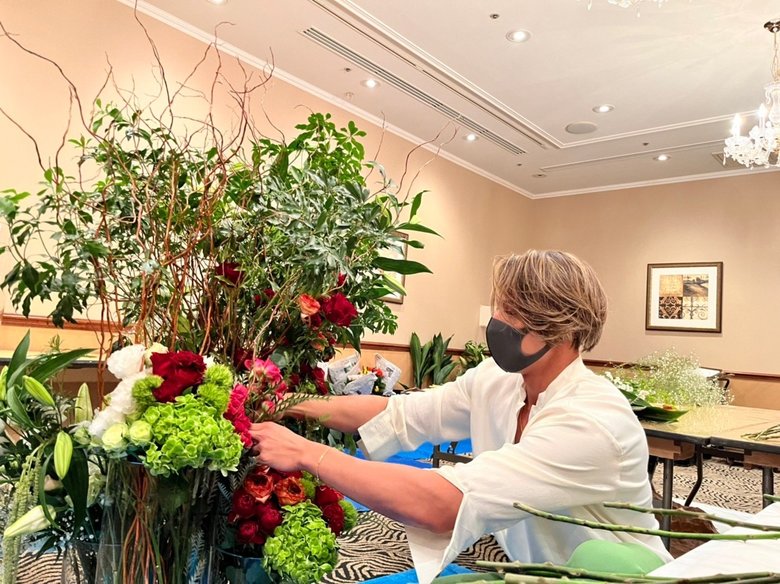 バラの手入れをする當間ローズさん。