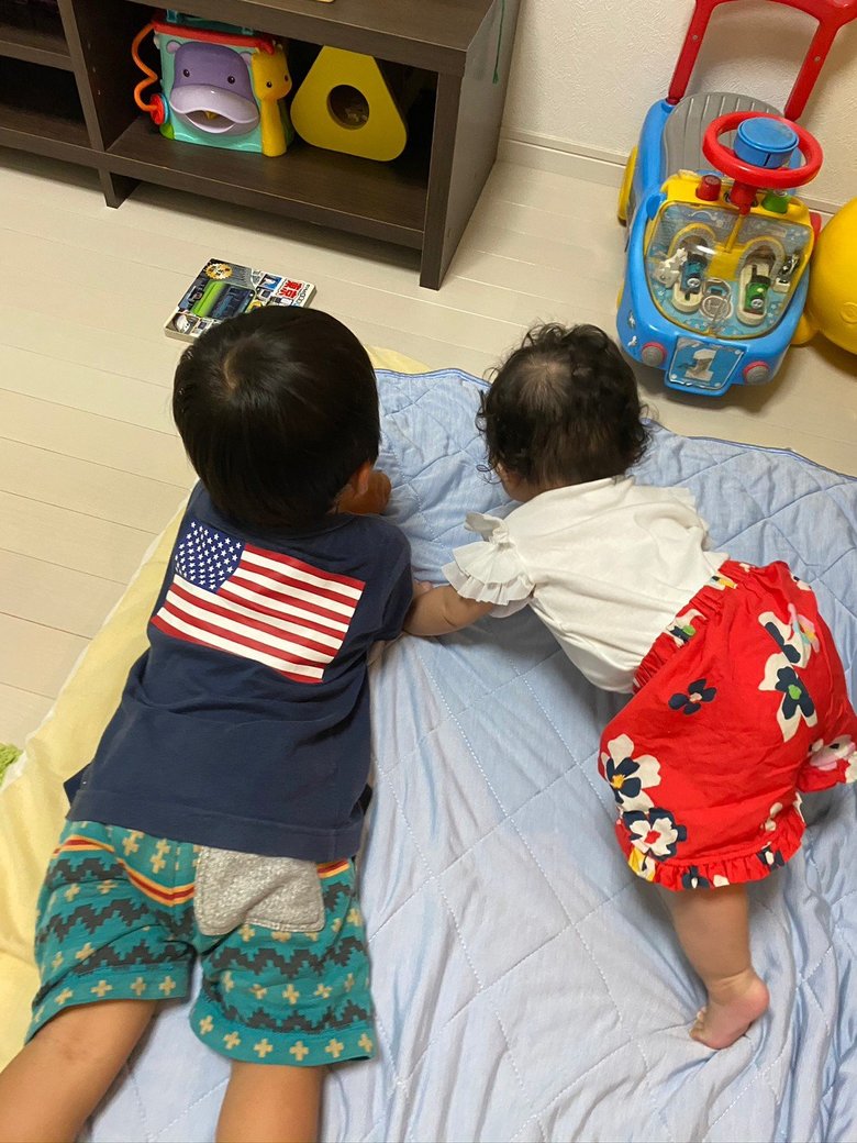 布団の上で仲睦まじい姿の武内さんの長男と長女