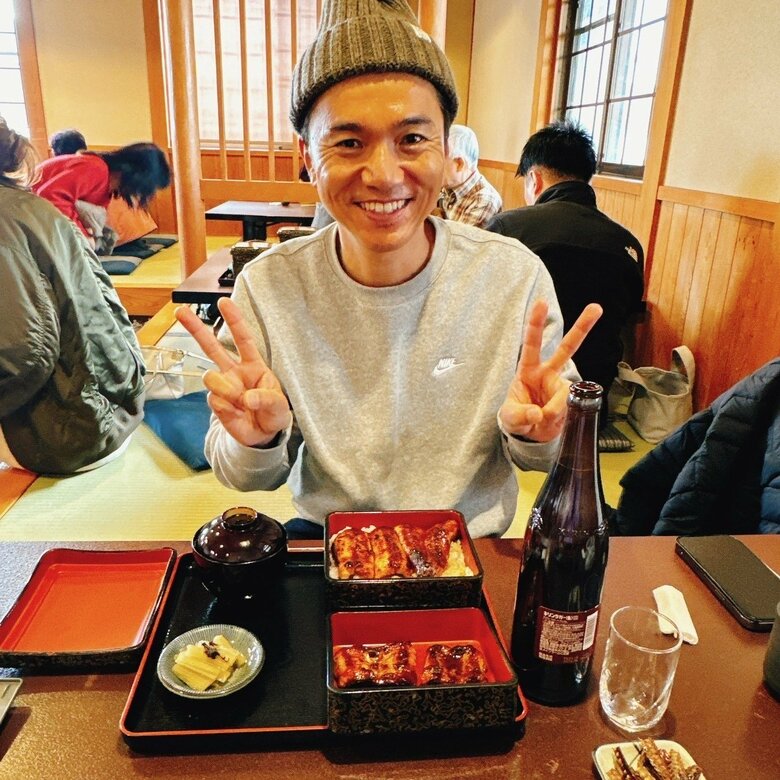 うなぎを前にご機嫌の清水さん