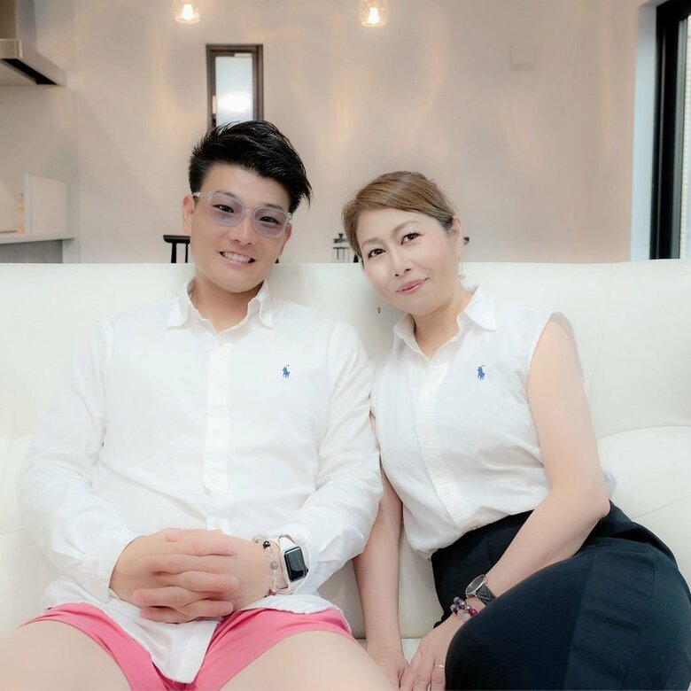 2024年7月、マイホームが完成して夫婦で記念写真