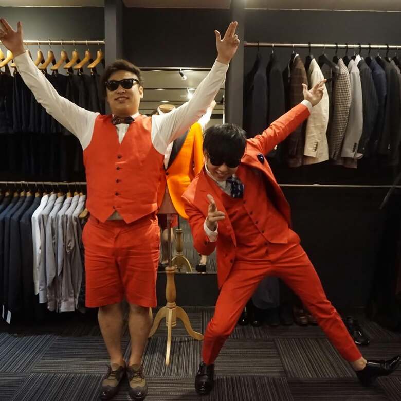 「8.6秒バズーカ―」のおふたり。おそろいのスーツがキマってます！