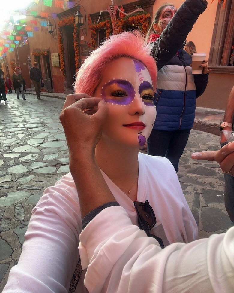 メキシコの祝日、「死者の日」にフェイスペイントをする希良梨さん