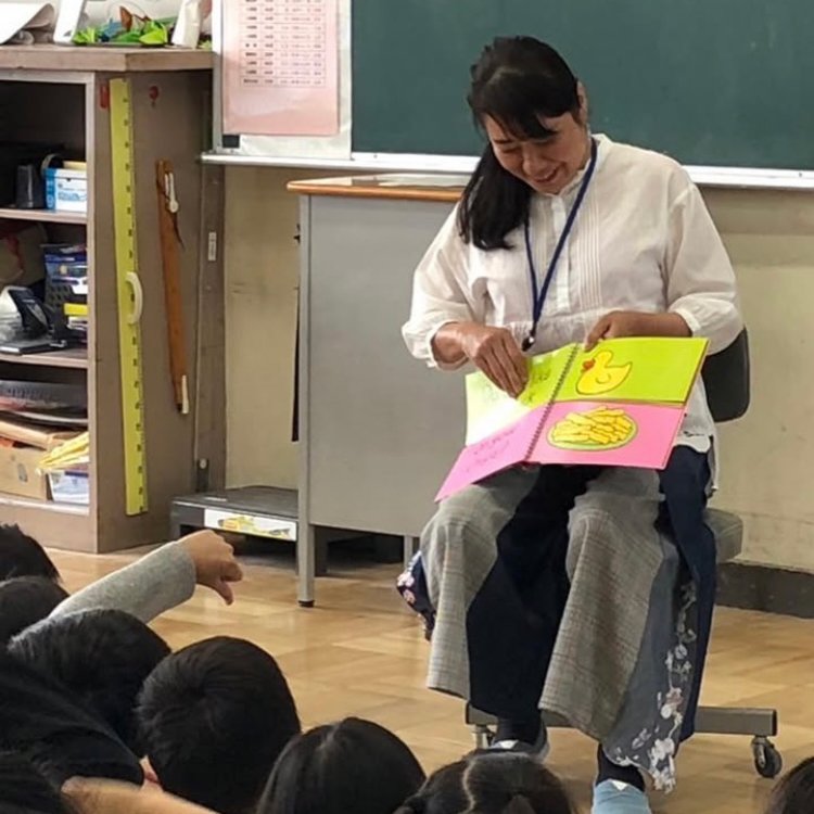 母校で英語絵本の読み聞かせをする真理子さん