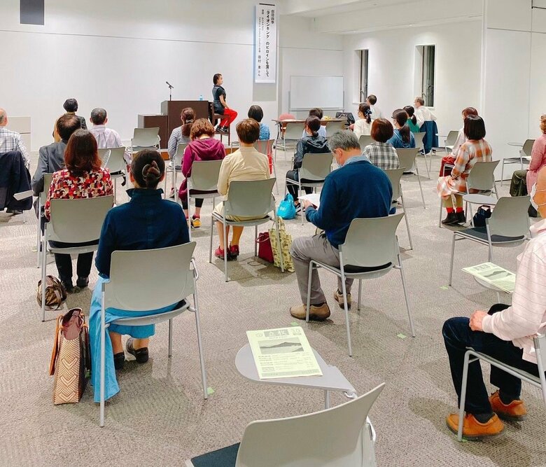 講演会で話す田村さん。美しく健康的な姿勢を作る簡単エクササイズもレクチャー