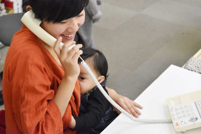 モーハウスでは、仕事中に自分のデスクで授乳する光景が日常的に見られる