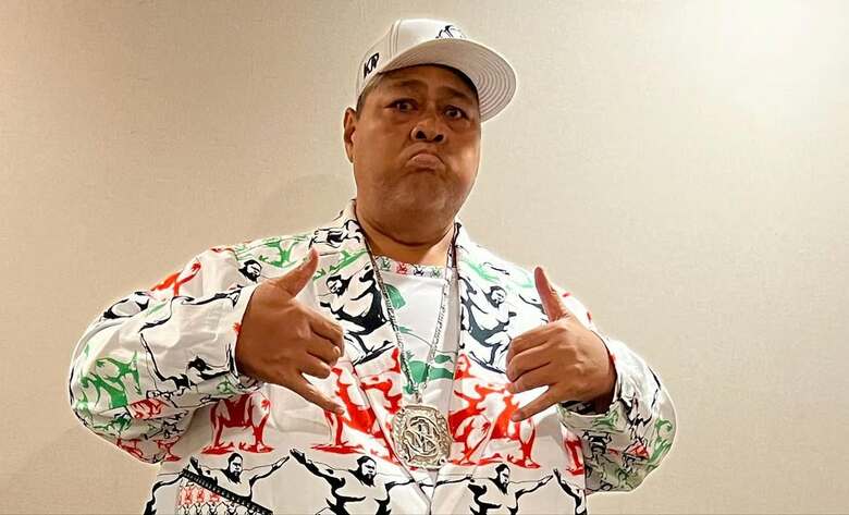 相撲柄の衣裳でポーズをキメるKONISIKIさん