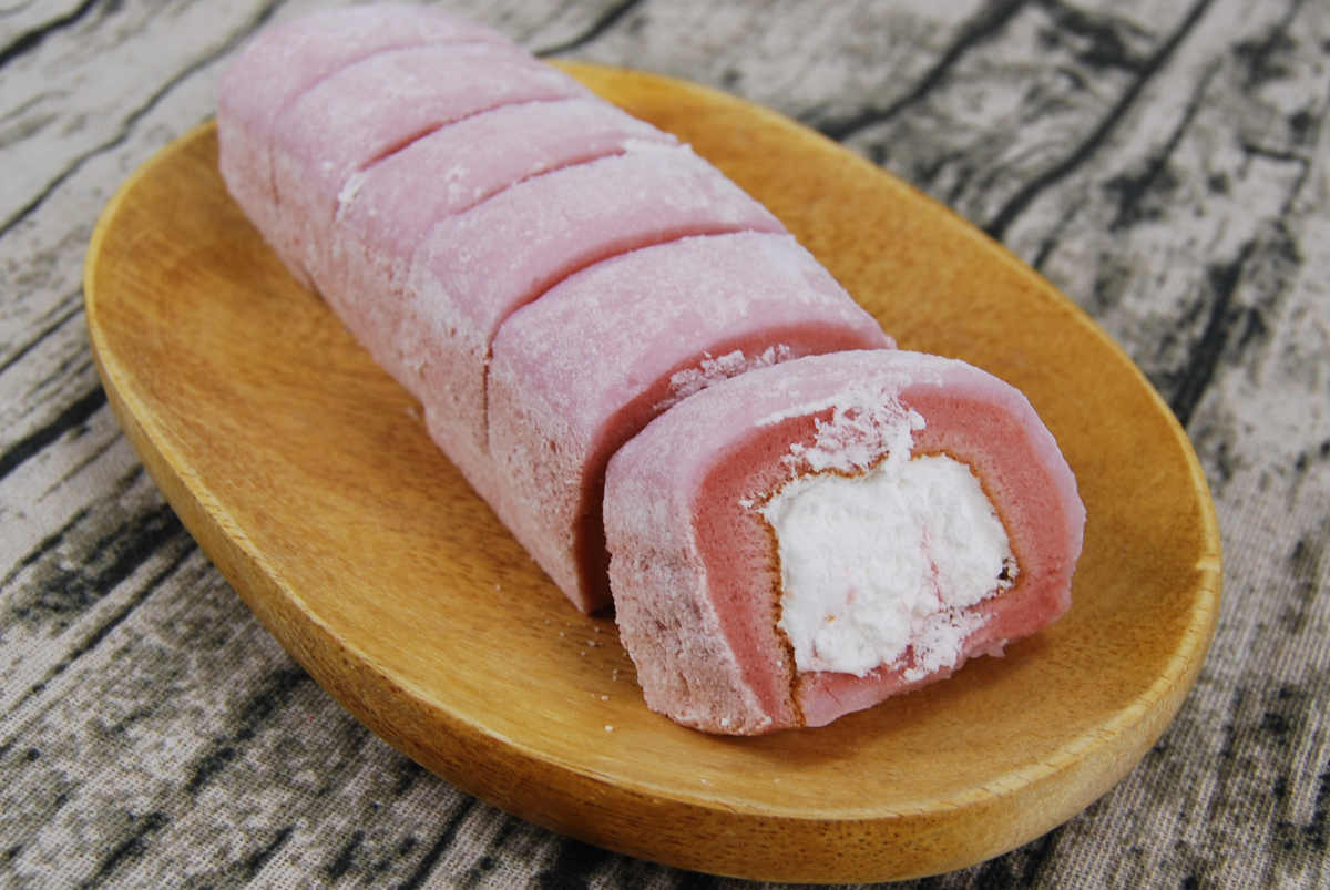 ローソンの人気スイーツ「もち食感ロール(いちごミルク)」の実物画像i03