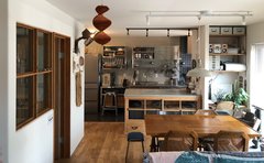 木製家具と業務用アイテムが作るインテリア「絶妙なバランスを真似したい！」