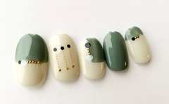 「北欧カラ―の幾何学ネイル」フリーハンドならではの柔らかデザイン