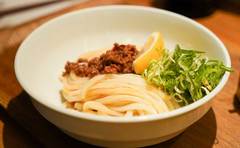 1食92円!?りんごちゃんの汁なし坦々うどんが最高!!「レンチンだけって罪深い…」