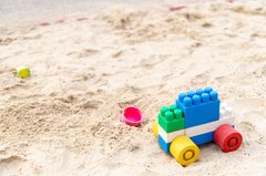 「砂場の砂はどこからやってくる？」身近な砂の疑問「手足につかない砂はそう作るのか！」