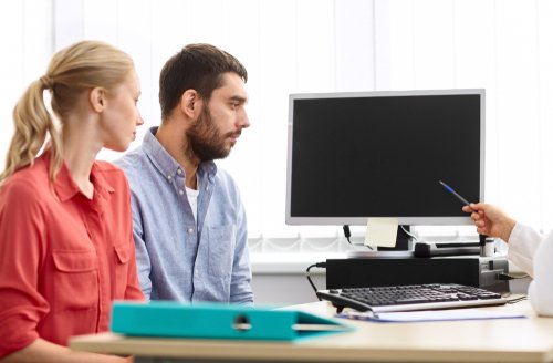 旦那の前で不倫相手とのおめでたを告げられる妻の画像