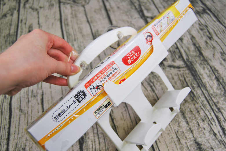 セリアの人気商品「ラップホルダー」の使用中画像3