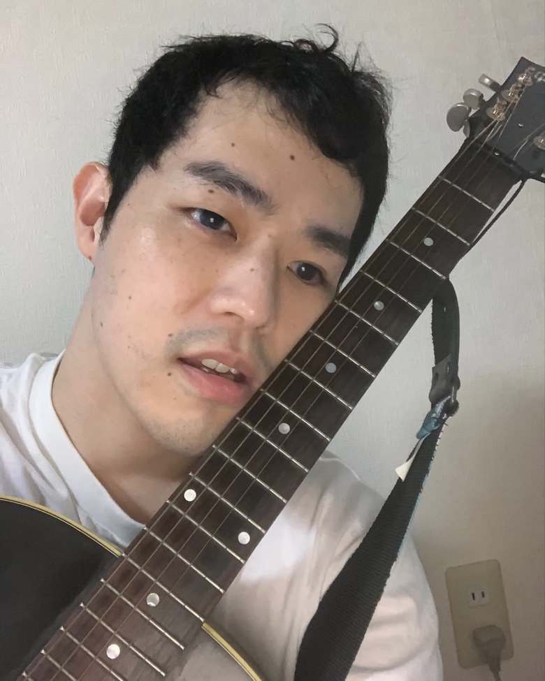 趣味でギターも弾く濱田さん。愛用のギターとの自撮りにチャレンジ