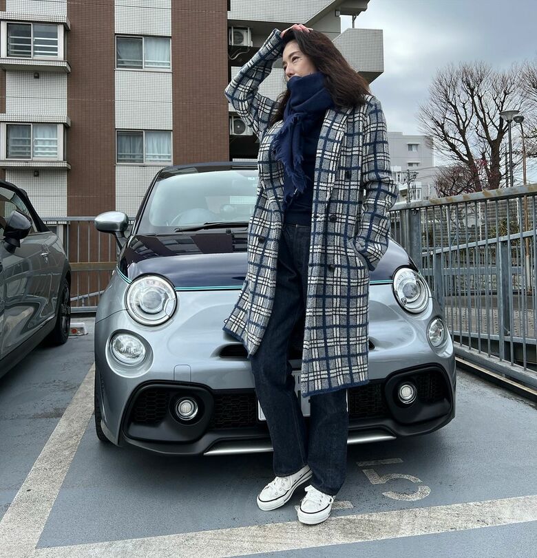 カッコいい！愛車のイタリア車「アバルト695Cリヴァーレ」と2ショット