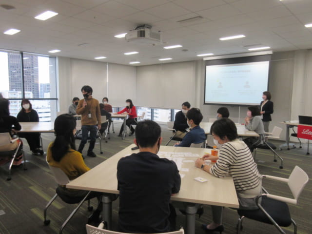 「ヘンズツウ部」が制作協力した「ヘンズツウかるた」を使ったワークショップ。気軽に片頭痛について学び、経験談を語り合う参加者たち