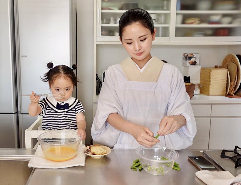 当時2歳の娘さんも登場！YouTube動画の料理風景画を公開