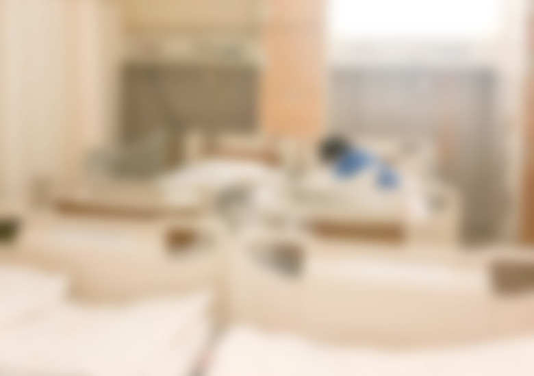 都内の病院の6人部屋にベッドを4台設置して入院生活を送っていた（プライバシーに配慮して一部修正しています）