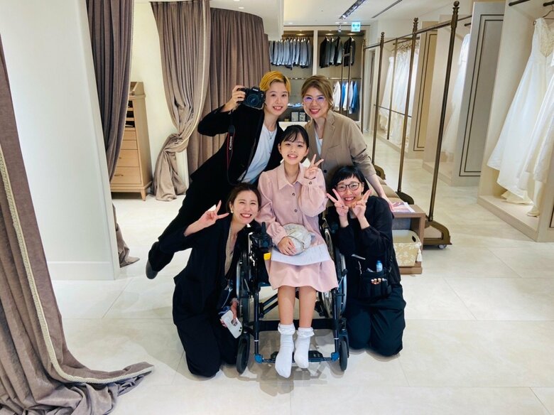 初年度のオーディション参加者と一緒に撮影