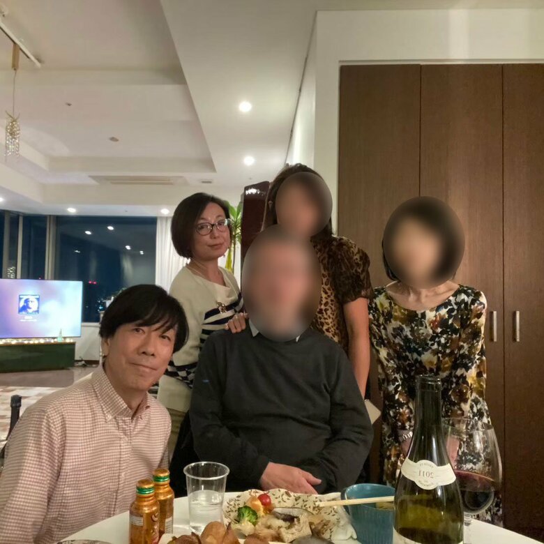 友人夫婦を招きクリスマスホームパーティ（後列左が板橋さん）