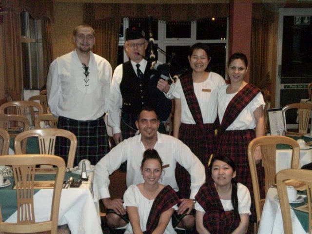 スコットランド留学中の松田さん（写真上、右から2番目）