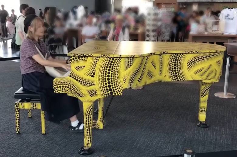 都庁にてハラミちゃんの原点ともいえる人生初のストリートピアノ姿をYouTubeにアップして大ブレイク